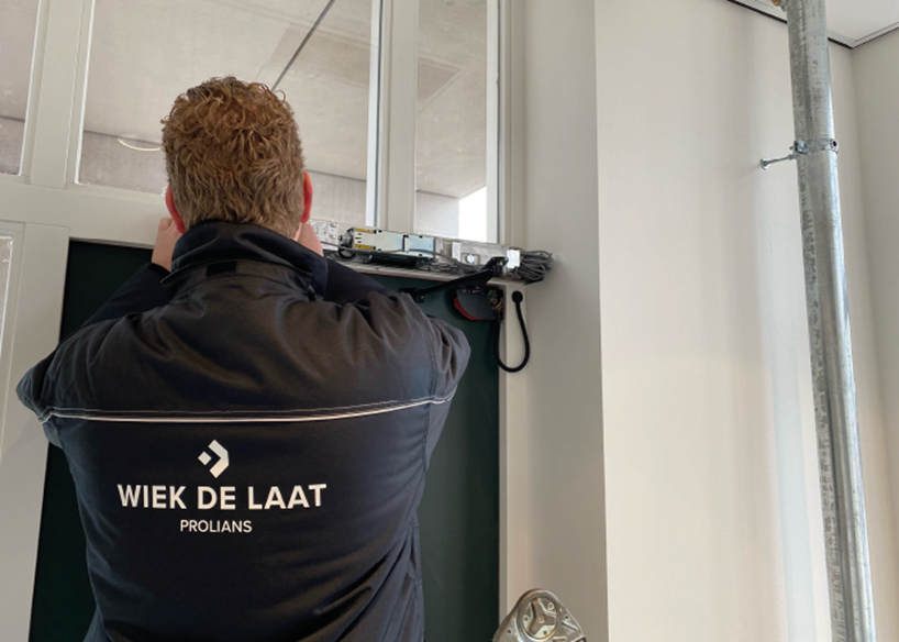 Monteur on the job Residentie Moller